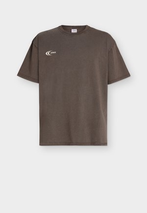 Enkel brun kortermet T-skjorte med liten hvit "ARKK"-logo på øvre venstre bryst og rund hals.