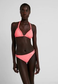 Roze bikiniset met een halternekontwerp met gevlochten bandjes en een broekje met lage taille. Glad textuur, minimale branding op het broekje.