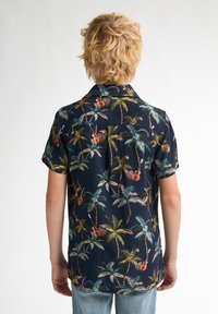 Cămașă cu mâneci scurte, având un fundal bleumarin cu un model de palmier și chitară. Fabricată dintr-un material ușor, cu guler clasic și croială lejeră.