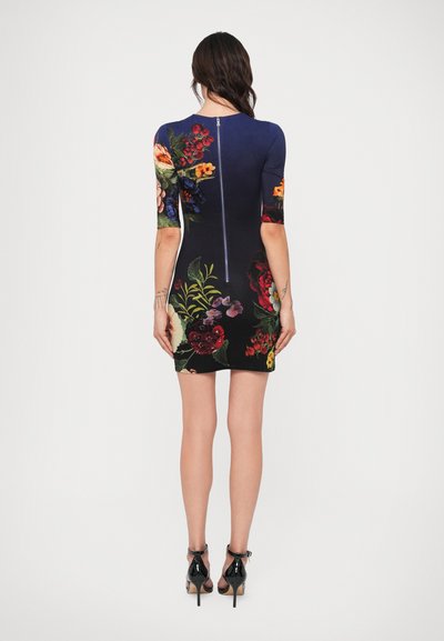 Tume sinine lilleline kleit, mis järgib figuuri ja millel on lühikesed varrukad. Omab elavaid lillemustreid ja tagumist lukku. Kandmine mustade kõrgete kontsadega.