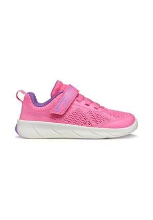 Zapatilla deportiva de malla rosa con una parte superior texturizada, suela acolchada blanca y un acento morado en el talón y la correa con cierre de velcro.