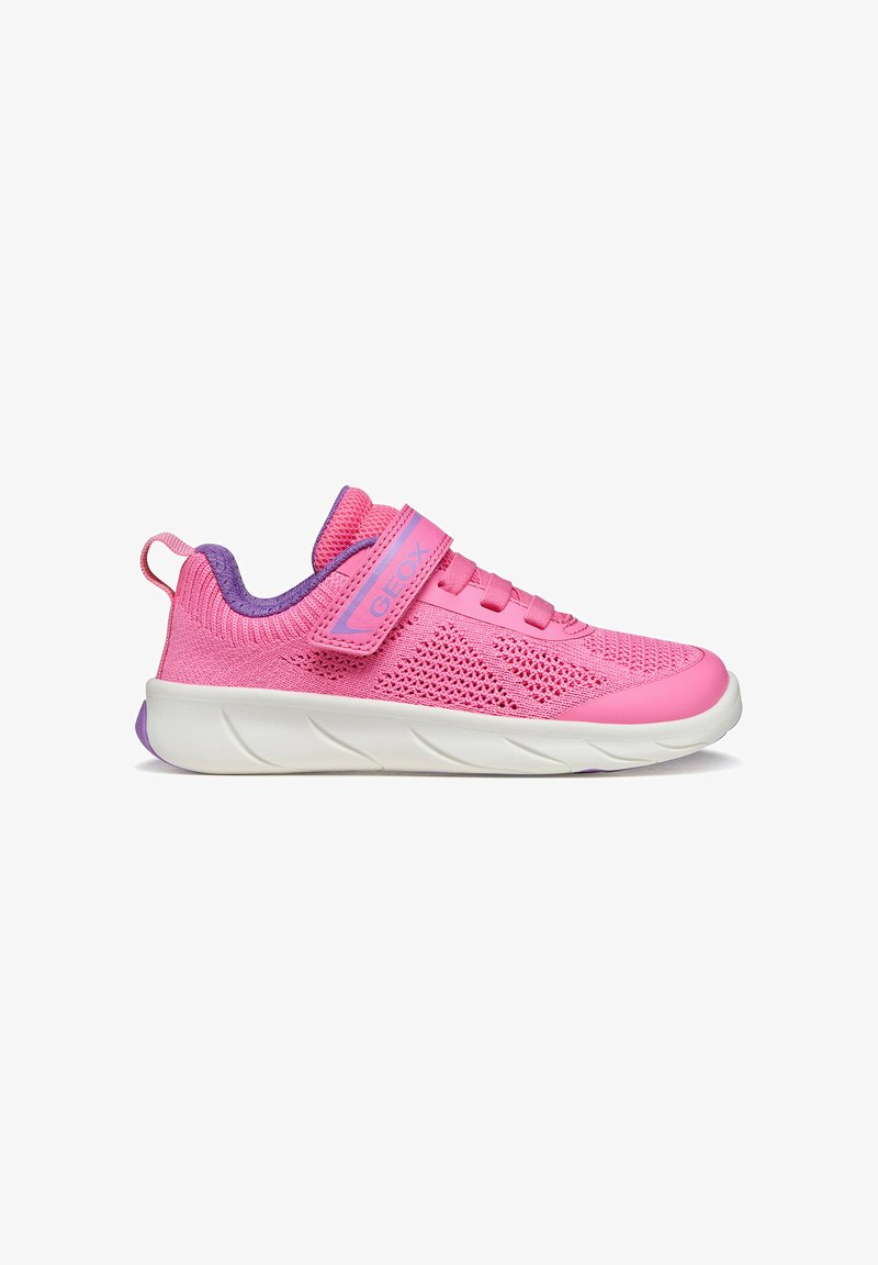 Chaussure de sport en mesh rose avec une tige texturée, une semelle blanche amortissante et un accent violet sur le talon et la bride avec une fermeture à scratch.