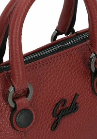 Sac à main en cuir texturé rouge avec des poignées doubles, doté d'une fermeture éclair en métal et d'un accent de logo noir. La quincaillerie est de ton argenté, ajoutant un contraste.