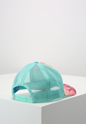 Casquette de baseball en mesh bleu clair avec fermeture réglable et visière rose à motif floral reposant sur une surface blanche.