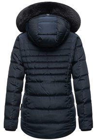 Marine blauwe pufferjas met een faux fur-voering in de capuchon, voorzien van een gewatteerd ontwerp, ribgebreide manchetten en een geborduurd logo nabij de zoom.