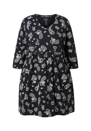 Černé šaty s výstřihem do V, bílé paisley vzory, dlouhé rukávy a detail s nařaseným pasem.