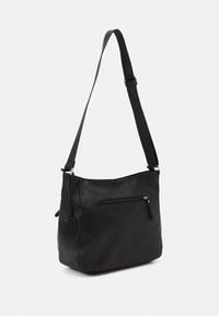 Borsa a tracolla in pelle nera con tracolla regolabile, tasca anteriore con cerniera e texture liscia. Presenta accenti in metallo dorato.