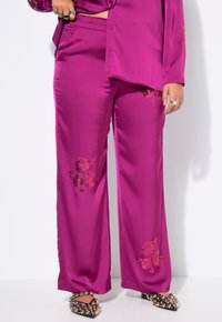 Magenta satijnen wijde broek met bloemenborduurwerk, voorzien van een elastische tailleband voor comfort en een gladde, glanzende textuur.
