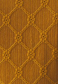 Tissu texturé dans un jaune doré chaud, présentant un motif en losange rehaussé de fils entrelacés et d'éléments en relief pour plus de profondeur.