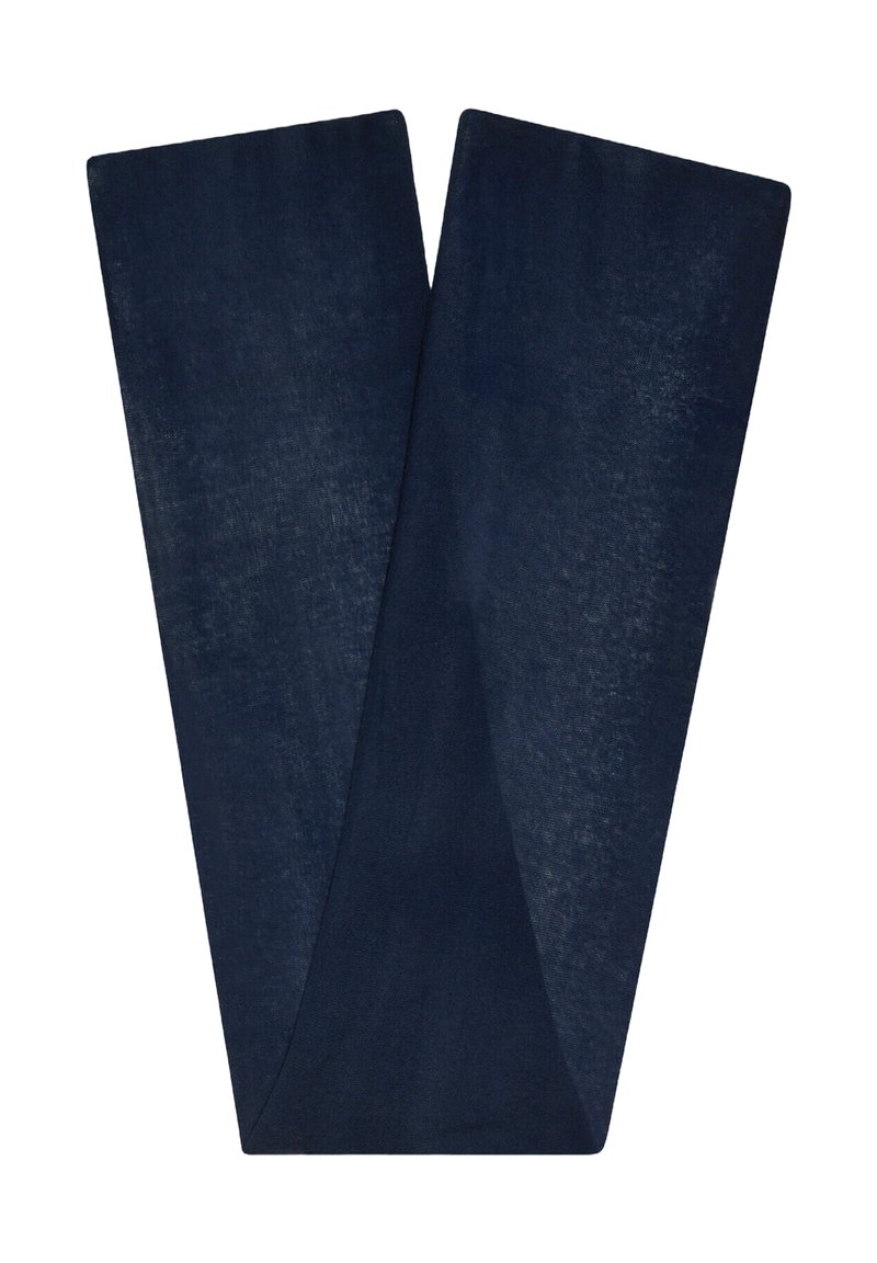 Granatowy szalik wykonany z miękkiego materiału, charakteryzujący się gładką fakturą i prostokątnym kształtem z zwężanymi końcami. Bez widocznych wzorów ani elementów metalowych.