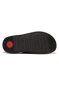 Zwarte rubberen sandaalzool met een gestructureerd grippatroon, het merk "fitflop" in reliëf en een cirkelvormig rood logo accent.