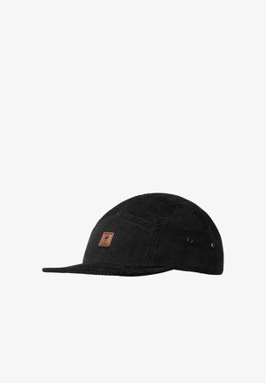 Czarna czapka z korduroy z płaskim daszkiem, teksturowana powierzchnia i kwadratowa brązowa skórzana naszywka z logo z przodu. Dwa metalowe otwory wentylacyjne.