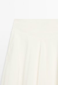 Witte, vloeiende midi-rok met een gladde textuur en subtiele glans. Heeft een aansluitende tailleband en zachte plooien voor beweging.
