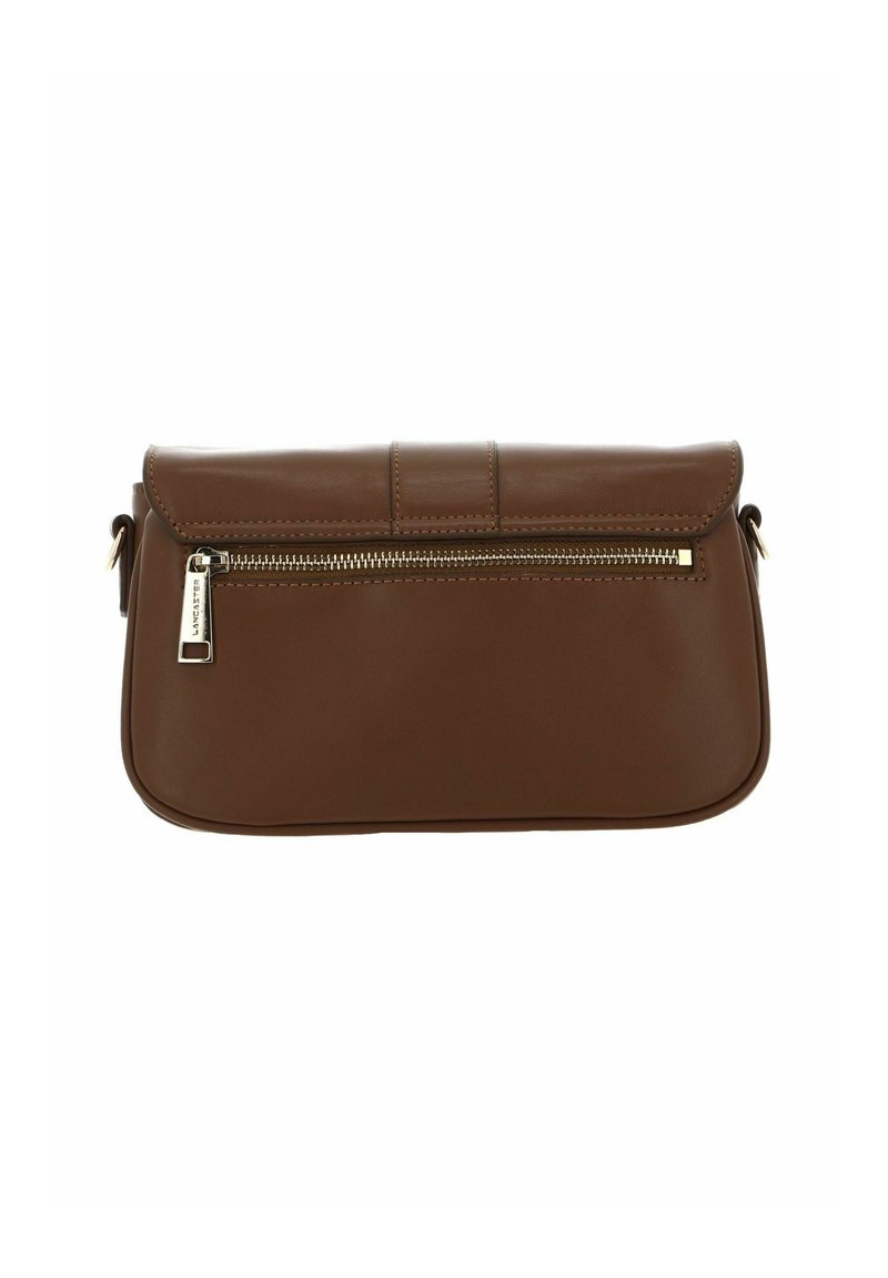 Sac en cuir marron porté travers avec une poche zippée et un design à rabat. Présente une texture lisse et des accents en métal doré.