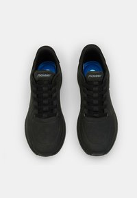 Mustad mustressuhked musta sileda tekstuuriga, perforeeritud varbaosa ja mustad paelad. Omab sinist sisetald ja "power" logo keelel.