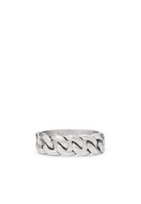Bague en chaîne argentée avec un fini poli, présentant des maillons entrelacés et un anneau lisse. Détails texturés sur les maillons.
