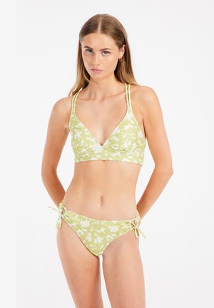 Zielony bikini w kwiaty z trójkątnym stanikiem, który ma cienkie ramiączka i teksturowany wzór; dół wiązany z boku w podobny kwiatowy wzór.