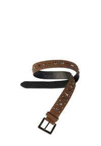 Cinturón de ante marrón con tachuelas plateadas y negras, hebilla metálica cuadrada y respaldo negro liso; ajustable con varios agujeros.