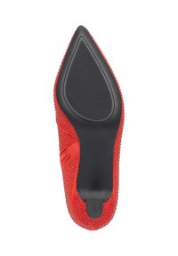 Zapato de tacón alto rojo con punta afilada, parte superior texturizada con tachuelas y suela de goma negra con un patrón acanalado para mayor agarre.