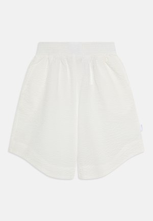 Weiße Shorts aus strukturiertem Stoff mit elastischem Bund, die eine lockere Passform und abgerundete Säume für Komfort und Bewegungsfreiheit bieten.