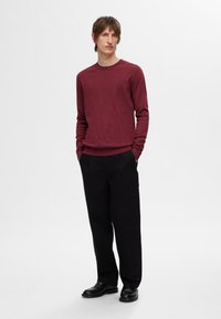Selected Homme SLHBERG CREW NECK - Športni pulover - syrah