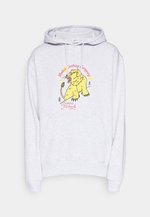 Jasnoszara bluza z kapturem z żółtą grafiką ryczącego lwa i czerwonym napisem "Makia Clothing Company" oraz "Suomi Finland" na przodzie.