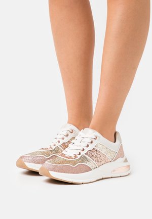 Weiße Sneaker mit glitzernden rosegoldenen und beigen Akzenten, einer runden Zehenpartie und einer gepolsterten Sohle mit dekorativer Schnürung vorne.