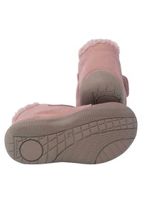 Stivali in suede rosa con fodera in pelliccia sintetica, suola piatta in gomma, strap in velcro e battistrada testurizzato per stabilità. Dettagli di cucitura accentuati.