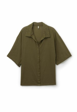 Camicia verde oliva a maniche corte, con bottoni e colletto, realizzata in tessuto strutturato, distesa su uno sfondo bianco.
