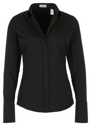 Zwarte, getailleerde blouse met lange mouwen, kraag en verborgen knopen aan de voorkant, afgebeeld op een witte achtergrond.