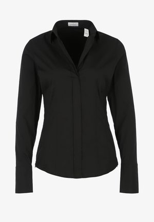 Zwarte, getailleerde blouse met lange mouwen, kraag en verborgen knopen aan de voorkant, afgebeeld op een witte achtergrond.