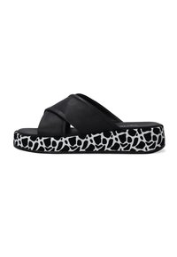 Sorte skridsikre sandaler med krydset syntetisk overdel og en plettet sål i sort og hvid. Flad design, struktureret overflade.