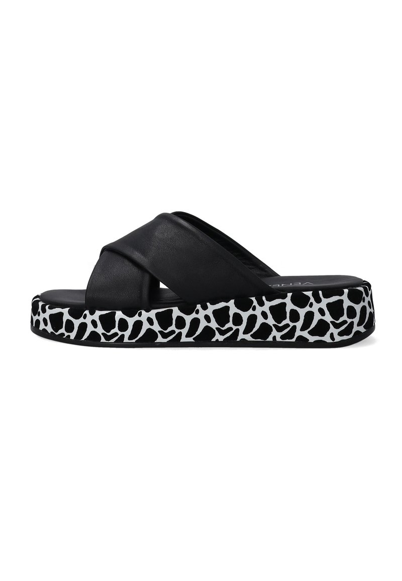 Sorte skridsikre sandaler med krydset syntetisk overdel og en plettet sål i sort og hvid. Flad design, struktureret overflade.