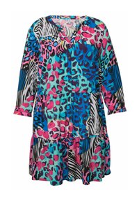 Vestido multicolorido con escote en V, mangas largas y falda de volantes. Presenta estampados de animales en tonos de azul, rosa y negro sobre un fondo claro.