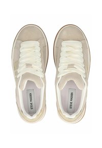 Sneaker beige in suede con lacci bianchi, soletta imbottita e suola in gomma testurizzata, con logo sul lato e collare imbottito.