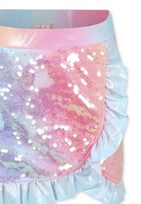 Jupe à paillettes brillantes dans des couleurs pastel avec des bords froncés en bleu clair. Elle possède une surface irisée et une texture lisse.