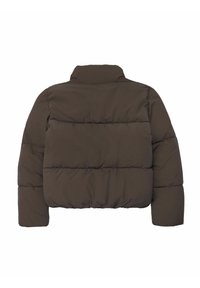 Dunkelbraune Steppjacke mit hohem Kragen, cropped Design und horizontaler Nahtführung über einer glatten, strukturierten Oberfläche.