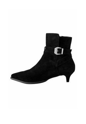 Schwarze Wildleder-Stiefelette mit spitzer Zehe, niedrigem Kitten-Absatz und einem dekorativen Schnallenriemen um den Knöchel. Glatte Textur, minimalistisches Design.