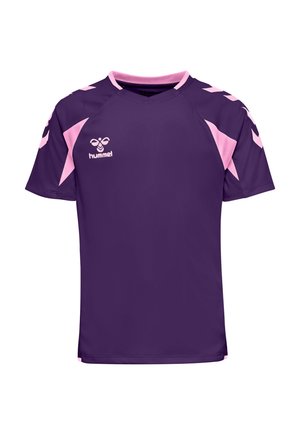Fioletowa sportowa koszulka z krótkim rękawem z różowymi akcentami, logo Hummel na piersi oraz wzory w formie szewronów na ramionach i rękawach.