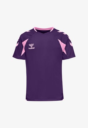 Lilla sportstrøje med korte ærmer med pink accenter, hummel-logo på brystet og chevronmønstre på skuldre og ærmer.