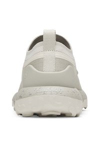 Hellgraue Slipper aus strukturiertem Stoff mit gepolstertem Kragen hinten. Die Sohle hat ein gesprenkeltes Design für zusätzlichen Halt.