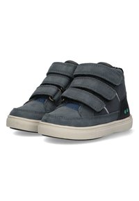 Buty typu high-top z szarym skórzanym wykończeniem i trzema paskami na rzepy. Posiadają teksturowaną białą gumową podeszwę oraz akcenty z granatowej siateczki.
