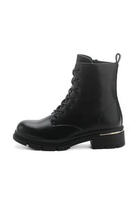 Bottes noires en cuir jusqu'à la cheville avec un bout rond, un laçage à l'avant et un petit talon bloc. Présente un accent doré sur le talon et une languette.