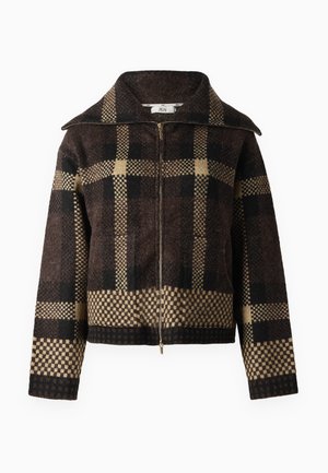 Veste en polaire à carreaux marron et noir avec fermeture zippée, grand col et ourlet côtelé, présentant des motifs dans des couleurs contrastées.