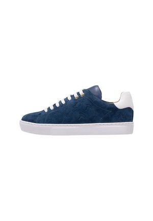 Blå ruskind lavtop sneakers med hvide snørebånd og sål, hvid hælkappe og subtilt broderet mønster på siden.