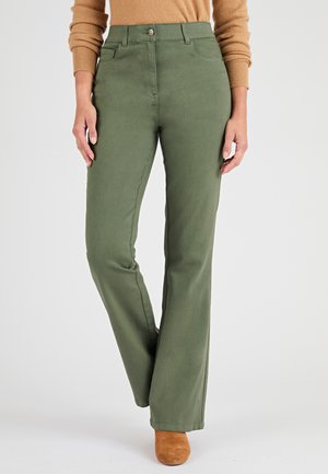 Pantalones de tiro alto en verde oliva con un diseño de pierna recta, que cuentan con bolsillos frontales y un cierre de un solo botón. Textura de tela suave.