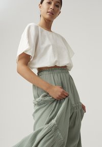 THE FATED MAXINE  - Maxisukňa - sage green