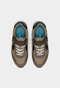 Παιδικά sneakers σε μπεζ και μαύρο χρώμα με λευκά κορδόνια, λουράκι με βέλκρο και μπλε πάτους με την επωνυμία "Comfort Converse", σε άποψη από πάνω.