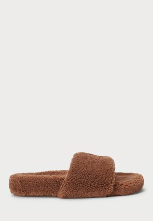 FAUX-SHEARLING OPEN-TOE SLIPPER - Tøfler - pale russet/cream