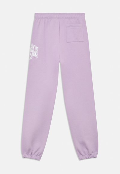 Μωβ παντελόνι φόρμας με εφαρμοστό τελείωμα στον αστράγαλο, ελαστική μέση και πίσω τσέπη. Διαθέτει λευκές λεπτομέρειες με λογότυπο στην αριστερή πλευρά.